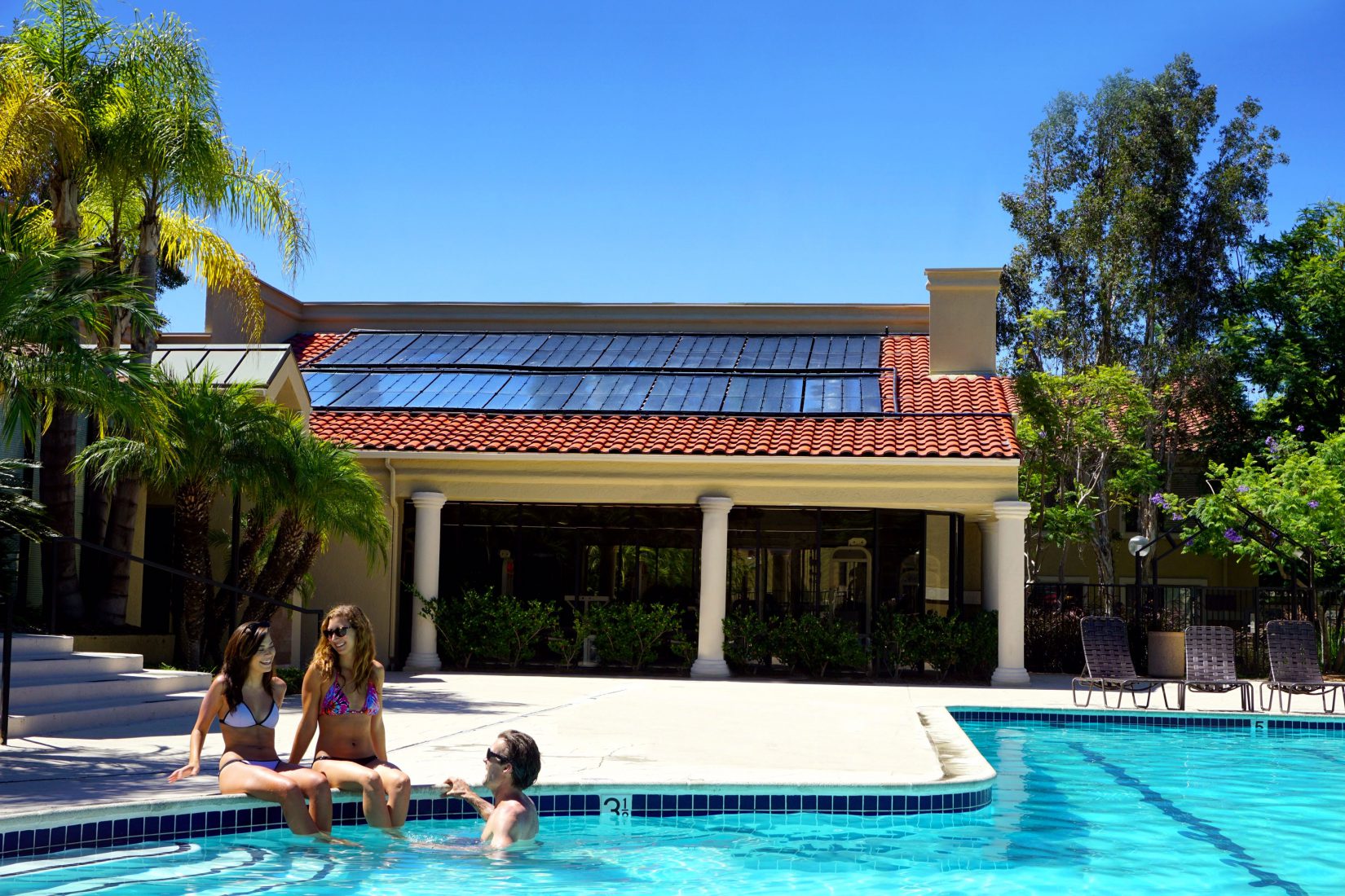 piscina exterior con calefacción solar