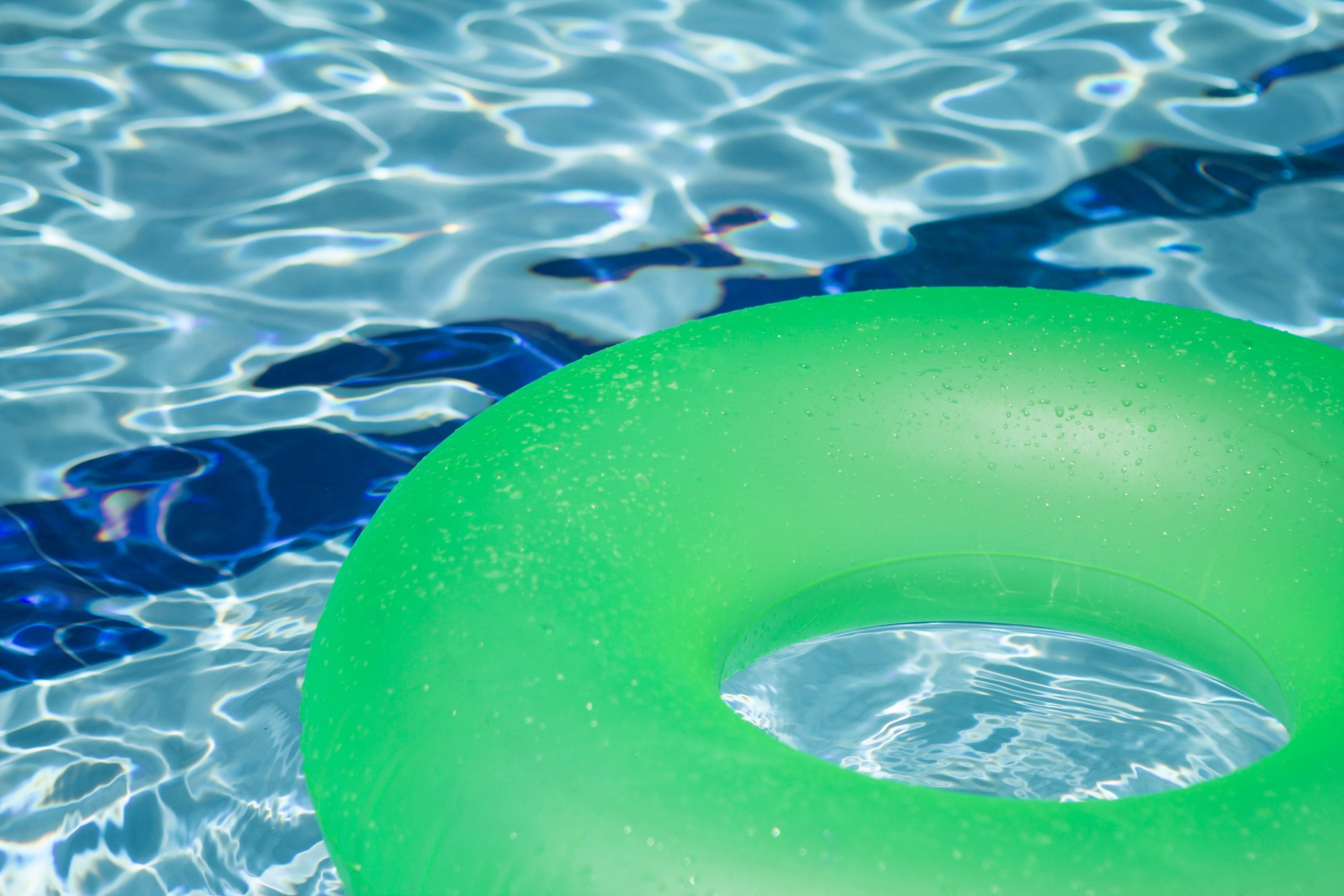 piscina con una cámara de aire verde en un día soleado