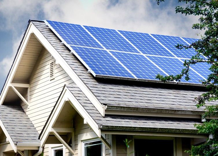 paneles solares en el tejado de una casa