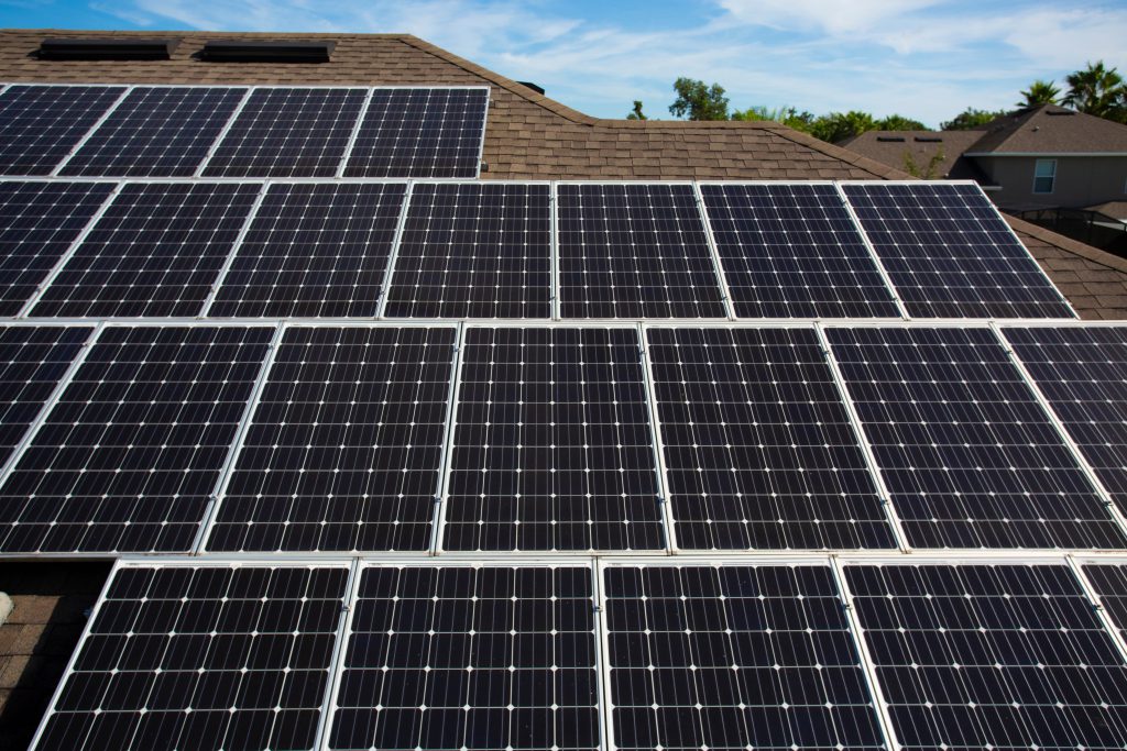 hileras de paneles solares en el tejado de una casa