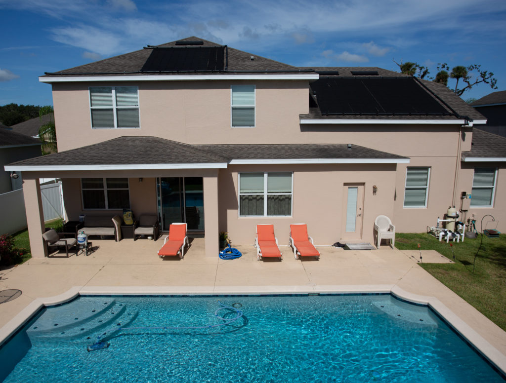 Vista aérea de la piscina residencial 