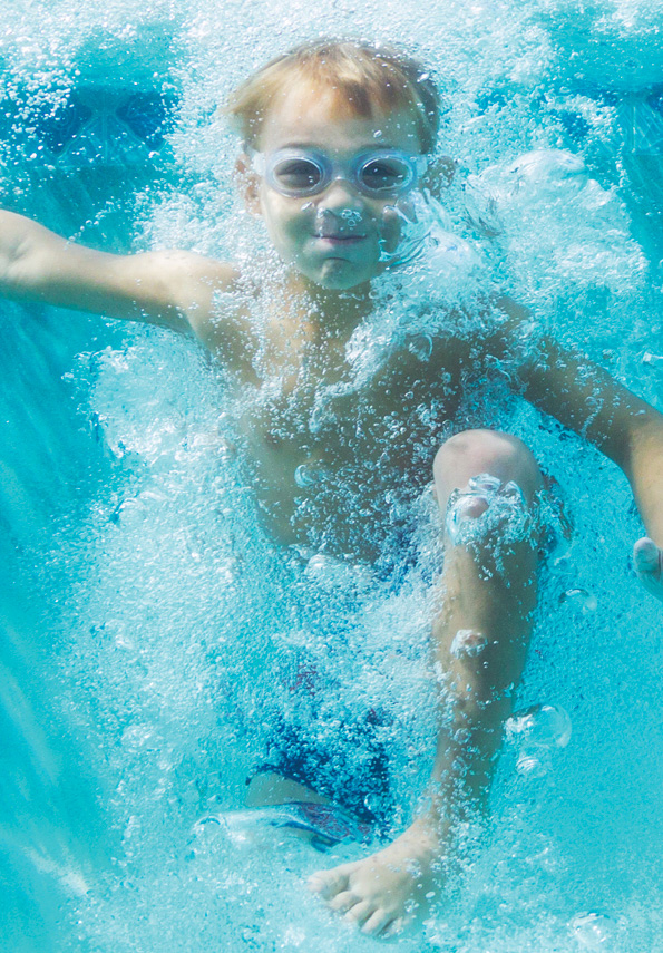 Imagen de un niño buceando en una piscina
